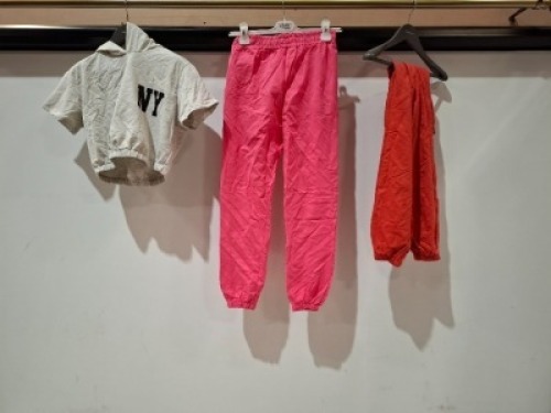 30 X BRAND NEW SANAL TEKSTIL HOODIES AND TRACKSUIT BOTTOMS IN VARIOUS COLOURS IE ORANGE , GREY , PINK AND LIGHT BLUE IN SIZES L , XL , M ETC IN ONE BOX