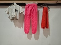 30 X BRAND NEW SANAL TEKSTIL HOODIES AND TRACKSUIT BOTTOMS IN VARIOUS COLOURS IE ORANGE , GREY , PINK AND LIGHT BLUE IN SIZES L , XL , M ETC IN ONE BOX