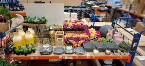 50 X PIECE MIXED PREMIER SUMMER DECORATIONS LOT TO INCLUDE VARIOUS SIZED VASES - ARTIFICIAL FLOWERS - VARIOUS CACTI - PLATES - BOWLS - GLASS JARS - HANGING BASKETS -VARIOUS CANDLES ETC ON FULL BAY
