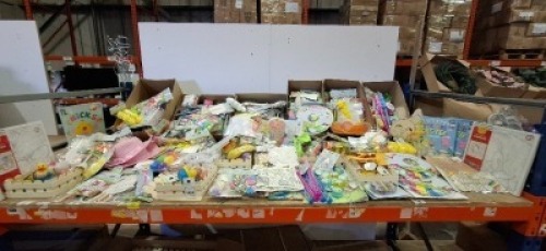 LARGE AMOUNT OF BRAND NEW KIDS EASTER THEMED LOT CONTAINING EASTER STICK COLOURING CHARACTERS , CRAFT PLATTER 835 PIECE SET , TEN LITTLE CHICKS BOOK , BUNNY BUBBLE WANDS , EASTER BEAKER WITH STRAW ETC ON A FULL BAY