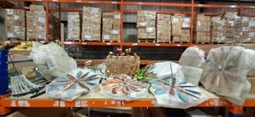 25 X MIXED METAL WIND SPINNERS IN VARIOUS STYLES AND COLOURS IE BRONZE , MULTICOLOURED , BROWN AND BLUE , 1 SOLAR POWERED CHANDELIER LIGHT ON A FULL BAY