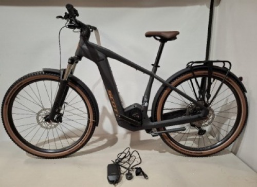 SCOTT AXIS ERIDE 20 BIKE MODEL: 290635 SIZE: L ORIG RRP &pound;3849 AXIS EVO ALLOY FRAME BOSCH PERFORMANCE CX, 625WH BATTERY BT CONNECTIVITY, OVER-THE-AIR UPDATES SHIMANO 12 SPEED SHIMANO DISC BRAKES FENDERS, KICKSTAND, LIGHTS, RACK (SEE ALL IMAGES)