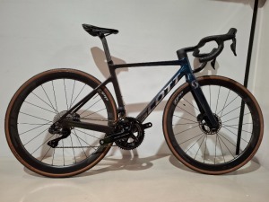 SCOTT ADDICT RC PREMIUM PRO DISC SPECIAL AU BIKE MODEL : 269857 SIZE: 50 CM FRAME ORIG RRP £8999 ADDICT DISC HMX CARBON FRAME DT SWISS PRC 1100 DICUT DB WHEELS SYNCROS CARBON PARTS SEE ALL IMAGES