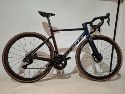 SCOTT ADDICT RC PREMIUM PRO DISC SPECIAL AU BIKE MODEL : 269857 SIZE: 50 CM FRAME ORIG RRP £8999 ADDICT DISC HMX CARBON FRAME DT SWISS PRC 1100 DICUT DB WHEELS SYNCROS CARBON PARTS SEE ALL IMAGES