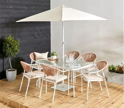 1 X STUDIO MIAMI 8 PIECE DINING SET LOT CONTAINING 6 CHAIRS AND ONE PARASOL AND ONE TABLE IN SIZE L 150 X W 90 X H 75 IN WHITE / WOOD IN TWO BOXES (NOTE CUSTOMER RETURNS UNDELIVERED GOODS)