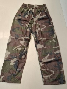100 X BRAND NEW CLOTHING LOT INCLUDING ARCTIC STORM TROUSERS IN CAMO IN SIZES, S AND L IN 4 TRAYS (TRAYS NOT INCLUDED)
