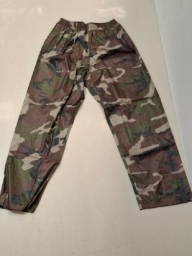 100 X BRAND NEW CLOTHING LOT INCLUDING ARCTIC STORM TROUSERS IN CAMO IN SIZES, S AND L IN 4 TRAYS (TRAYS NOT INCLUDED)