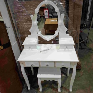 1 X GIRLS DRESSING TABLE SET WITH ILLUMINATING MIRROR IN WHITE IN SIZE 80 X 40 X 140