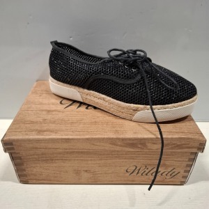 40 X BRAND NEW WILADY BLACK TRAINERS IN SIZES 35-36