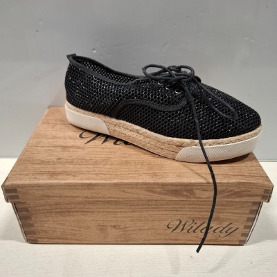 40 X BRAND NEW WILADY BLACK TRAINERS IN SIZES 35-36