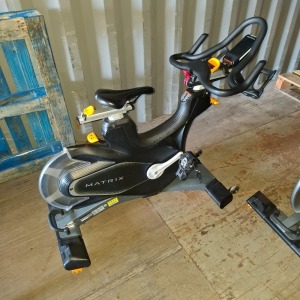 1 X MATRIX LED EXERCISE BIKE WITH ADJUSTABLE SEAT AND HANDLES