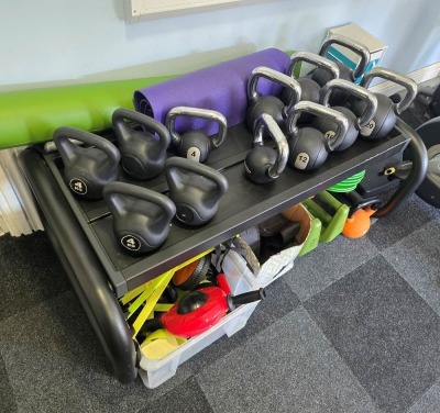32 PCS MIXED WEIGHTS LOT TO INCLUDE DUMBBELL SETS 1KG, 1.5KG, 2,5KG, 5KG, - BARBBELLS WITH 2.5KG PLATES - 20KG CHROME DUMBBELL SET - KETTLE BELLS TO INCLUDE 4KG, 8KG, 12KG, 16KG AND 20KG IN 2 TRAYS (TRAY NOT INCLUDED)