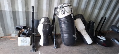 4 X MIXED BOXING BAG LOT TO INCLUDE 1 X HATTON HEAVY BOXING BAG, 3 X HATTON BOXING BAGS WITH 2 X HEAVY DUTY WALL MOUNTS AND BOXING GLOVES ETC