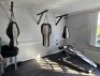 4 X MIXED BOXING BAG LOT TO INCLUDE 1 X HATTON HEAVY BOXING BAG, 3 X HATTON BOXING BAGS WITH 2 X HEAVY DUTY WALL MOUNTS AND BOXING GLOVES ETC - 2