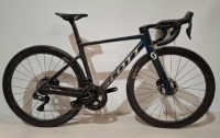 SCOTT ADDICT RC PRO BIKE MODEL: 286415 SIZE: XS - 48 CM ORIG RRP &pound;8599 ADDICT RC HMX CARBON FORK SHIMANO DURA-ACE DI2 DISC 24 SPEED SYNCROS CAPITAL 1.0S TUBELESS DISC WHEELS SCHWALBE PRO ONE TLE-TIRES SYNCROS CARBON PARTS