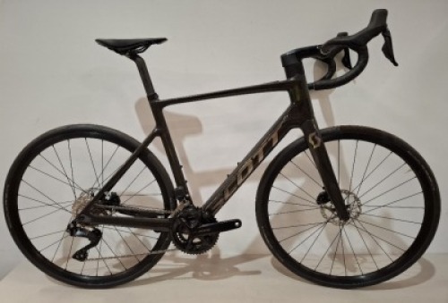 SCOTT ADDICT E-RIDE BIKE MODEL: 421863 SIZE: L - 56CM ORIG RRP: &pound;4599 ADDICT ERIDE HMX CARBON FORK SHIMANO 105 DI2 24 SPEED SYNCROS CAPITAL 2.0 25E DB WHEELS SCHWALBE ONE 30MM TYRES SYNCROS CARBON / ALLOY PARTS SEE ALL IMAGES FOR DETAIL