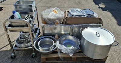 LARGE SELECTION OF STAINLESS STEEL KITCHEN PRODUCTS - COOKING POTS, COLANDERS, BOWLS & OVEN TRAYS ON A PALLET PLUS A MOBILE TROLLEY. NOTE: INCLUDES 18 X BRAND NEW BAIN MARIE LIDDED POTS (TOTA ORIG RRP £1200+)