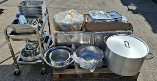 LARGE SELECTION OF STAINLESS STEEL KITCHEN PRODUCTS - COOKING POTS, COLANDERS, BOWLS & OVEN TRAYS ON A PALLET PLUS A MOBILE TROLLEY. NOTE: INCLUDES 18 X BRAND NEW BAIN MARIE LIDDED POTS (TOTA ORIG RRP &pound;1200+)