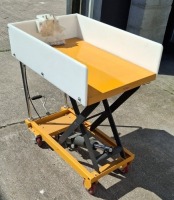 150 KG CAPACITY LIFTING PLATFORM TROLLEY WITH PNEUMATIC FOOT PUMP AND HANDLE RELEASE. MAX LIFT HEIGHT 700MM