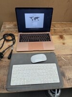 1 X APPLE MAC BOOK SER NO FVFY3547JK7F - DATA WIPED - COMPLETE WITH AN APPLE MOUSE & APPLE KEYBOARD *** PLEASE NOTE THIS ASSET IS LOCATED IN CROYDON & TO AVOID STORAGE CHARGES NEEDS COLLECTING BY FRIDAY 16TH MAY 2025 ***