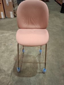 1 X BRAND NEW GUBI BEETLE BAR CHAIR IN PINK AND BRASS IN SIZE 56 X 56 X 118 - RRP £ 999