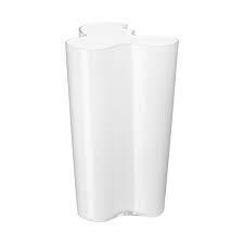 2 X BRAND NEW LOT CONTAINING 1 ALVAR AaLTO COLLECTION SINCE 1936 VASE IN SIZE 251 MM IN WHITE / VALKOINEN - RRP £220 AND 1 VASE MAIJAKKO IN SIZE 160 MM IN CLEAR / KIRKAS - RRP £190 - TOTAL RRP £410