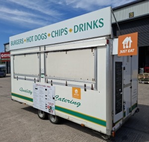 HEDLEY TWIN AXLE CATERING TRAILER SIZE :- 21 FT LONG, 7.3 FT WIDE, 11 FT HIGH (6.4 M X 2.22 M X 3.35 M) SERIAL NO. 11110000000002054 YOM: 2016 GW 2600 KG EACH AXLE 1300 KG WITH KEYS. DOUBLE DROP DOWN COUNTER, STAINLESS STEEL PREP AREA, EXTRACTION, TWIN 