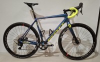 SCOTT BIKE ADDICT CX RC MODEL: 274781 SIZE: L - 56 ORIG RRP &pound;4999 ADDICT CX HMF CARBON FRAME SHIMANO GRX RX810 1X11 SPEED SYNCROS RP2.0 DISC WHEELS SCHWALBE X-ONE CX PERFORMANCE SYNCROS CARBON / ALLOY PARTS (SEE ALL IMAGES - MARKS, SCRATCHES & SCUFFS)