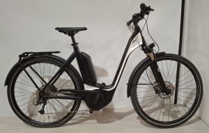 BERGAMONT BIKE E VILLE EDITION WHT 56 AU MODEL: 279513 SIZE: 56 ORIG RRP £3699 28 INCH, LITE AL-6061 TUBING, POWERTUBE BATTERY SUNTOUR MOBIE 25, 100 MM, THRU-AXLE SHIMANO DEORE LINKGLIDE, 1X10 BOSCH BES3 PERFORMANCE LINE CX, 625 WH BATTERY SHIMANO BR-MT20