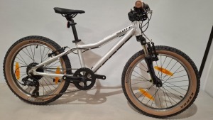 SCOTT BIKE SCALE 20 SILVER (KH) MODEL: 290748 SIZE: KIDS ORIG RRP £349 KIDS FROM 115 CM 20'' WHEELS 10.6 KG / 23.37 LBS FOR KIDS WHO LIKE TO GO FAST PERFECT 1ST SUSPENSION BIKE EQUIPPED WITH 7 GEARS WITH PEDALS (SEE ALL IMAGES - WITH ORIGINAL BOX)