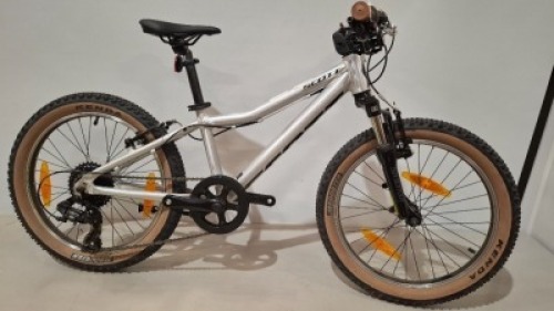 SCOTT BIKE SCALE 20 SILVER (KH) MODEL: 290748 SIZE: KIDS ORIG RRP &pound;349 KIDS FROM 115 CM 20'' WHEELS 10.6 KG / 23.37 LBS FOR KIDS WHO LIKE TO GO FAST PERFECT 1ST SUSPENSION BIKE EQUIPPED WITH 7 GEARS WITH PEDALS (SEE ALL IMAGES - WITH ORIGINAL BOX)