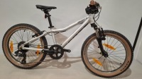 SCOTT BIKE SCALE 20 SILVER (KH) MODEL: 290748 SIZE: KIDS ORIG RRP &pound;349 KIDS FROM 115 CM 20'' WHEELS 10.6 KG / 23.37 LBS FOR KIDS WHO LIKE TO GO FAST PERFECT 1ST SUSPENSION BIKE EQUIPPED WITH 7 GEARS WITH PEDALS (SEE ALL IMAGES - WITH ORIGINAL BOX)