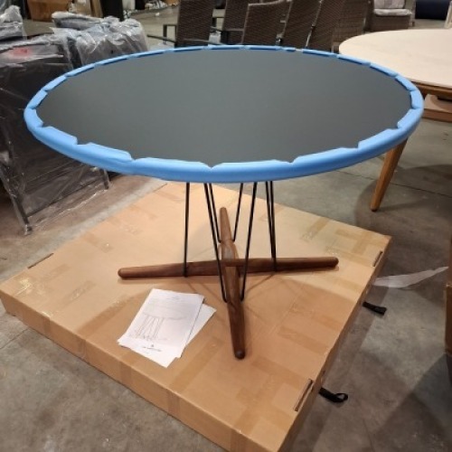 BRAND NEW 5 PC DINING SET IE. 1 X CARL HANSEN & SON EMBRACE TABLE IN BLACK / WALNUT WITH METAL LEGS (WITH BOX) E020 IN SIZE DIAM 110 X H75 CM - RPP &pound; &pound;1374 4 X HAY BEECH CHAIRS IN BLACK - IN 2 BOXES - RRP &pound;300 EACH - TOTAL &pound;1200 GRAND TOTAL &pound;2574