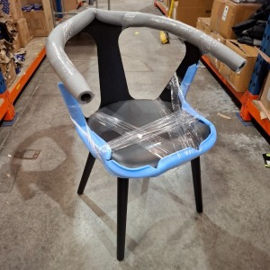 1 X BRAND NEW IN BOX SK1 IN BETWEEN CHAIR IN BLACK LACQUERED OAK IN SIZE H 77 X W 58 X D 54 CM - RRP £400
