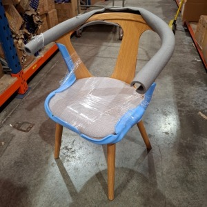 1 X BRAND NEW IN BOX SK2 IN BETWEEN CHAIR IN OILED OAK / GREY IN SIZE H 77 X W 58 X D 54 CM - RRP £485