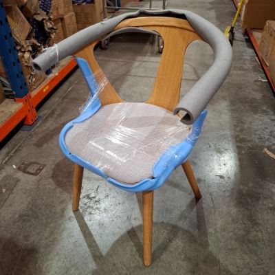 1 X BRAND NEW IN BOX SK2 IN BETWEEN CHAIR IN OILED OAK / GREY IN SIZE H 77 X W 58 X D 54 CM - RRP £485