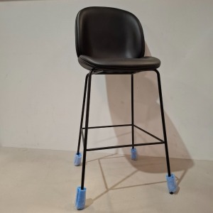 1 X BRAND NEW GUBI BEETLE BAR CHAIR FULLY UPHOLSTERED IN BLACK IN SIZE 56 X 56 X 119 - RRP £999