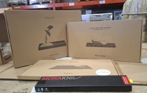 4 X BRAND NEW MIXED LOT CONTAINING DANIA CUTTING BOARD IN TEAK WOOD IN SIZE 50 X 27 FLONIA TRAY IN TEAK IN SIZE 52 X 36 , SILD TRAY IN TEAK IN SIZE 49 X 24,5 , MORAKNIV BREAD KNIFE IN SIZE 24 CM IN 4 BOXES