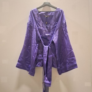 40 X BRAND NEW MIXED CLOTHING LOT CONTAINING 20 HOWICK JEANS IN SIZES 34 SHORT AND 34 REG , IN BLACK AND 20 BIBA KIMONO TOP IN PURPLE SIZES M,L,XL IN TWO TRAYS (NOTE - TRAYS NOT INCLUDED)