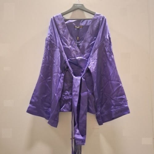 40 X BRAND NEW MIXED CLOTHING LOT CONTAINING 20 HOWICK JEANS IN SIZES 34 SHORT AND 34 REG , IN BLACK AND 20 BIBA KIMONO TOP IN PURPLE SIZES M,L,XL IN TWO TRAYS (NOTE - TRAYS NOT INCLUDED)