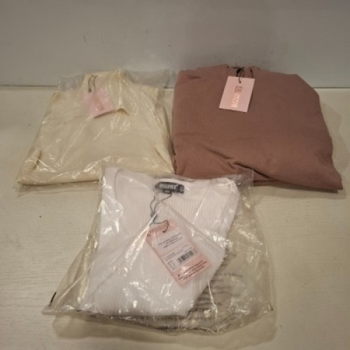 40 X BRAND NEW MIXED CLOTHING LOT CONTAINING MISSGUIDED TALL BASIC HIGH NECK SLEEVLESS TOP IN WHITE IN ALL IN SIZE LARGE , MISSGUIDED HOODIE AND JOGGER SET IN BROWN IN SIZE 10 , MISSGUIDED RIB SCOOP NECK BODY SUIT IN WHITE ALL IN SIZE 4 ETC IN TWO TRAYS (