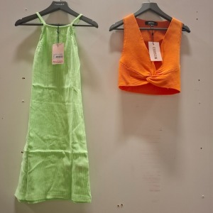 40 X BRAND NEW MISSGUIDED CLOTHING LOT CONTAINING 20 FRONT CROP TOP CO-ORD IN ORANGE ALL IN SIZE SMALL , 20 PETITE RIB RACER NECK MINI DRESS MINT ALL IN SIZE 6 IN TWO TRAYS (NOTE TRAYS NOT INCLUDED)