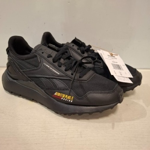 30 X BRAND NEW REEBOK RUNNING SHOES IN BLACK ALL IN SIZE UK 5 IN 3 TRAYS (NOTE - TRAYS NOT INCLUDED)