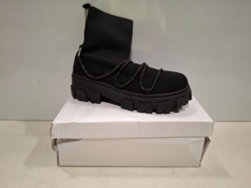 18 X BRAND NEW WOMENS BOOTS ALL IN BLACK IN SIZES 3,4,5,6,7 ON A FULL BAY