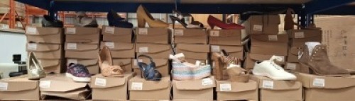 40 X BRAND NEW MIXED SHOES LOT CONTAINING POINTED HIGH HEELS IN GOLD IN SIZE UK 6 , BLOCK HEEL SHOES IN NUDE IN SIZE UK 7 , HIGH HEELS IN NAVY IN SIZE UK 5 ETC ON A FULL SHELF