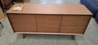 1 X SKANDIUM CREDENZA 3 DOOR SIDEBOARD GRACE ONE IN WALNUT IN SIZE L 160 X W 45 X H 78.5 CM - (NOTE LEFT SIDE PANEL DAMAGED - SEE IMAGE)