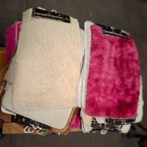 52 X BRAND NEW COTTON KING HIGH QUALITY NON SLIP BATH MATS IN VARIOUS COLOURS IN SIZE 50 L X 80 CM