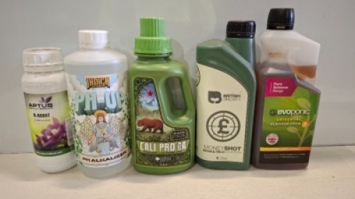 32 X BRAND NEW MIXED GARDEN FERTILIZER LOT CONTAINING EVOPONIC UNIVERSAL PLATINIUM GROW A + B 1L , CALI PRO GROW A + B PROFESSIONAL 2 PART NUTRIENT SERIES 950ML , APTUS N-BOOST NITROGEN BOOSTER SUPER CONCENTRATED 1-2000 500ML ETC IN ONE TRAY (TRAYS NOT I