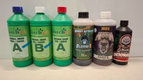 26 X BRAND NEW MIXED GARDEN FERTILIZER LOT CONTAINING MONKEY NUTRIENTS GROW A BESPOKE VEG NUTRIENT GROW B AND BLOOM B AS WELL AS BESPOKE FLOWERING NUTRIENT 1L , INDIC NUTRIENTS PH-UP PH ALKALIZER , DUTCH PRO ORIGINAL GROW A 1L ETC IN ONE TRAYS (NOTE - TRA