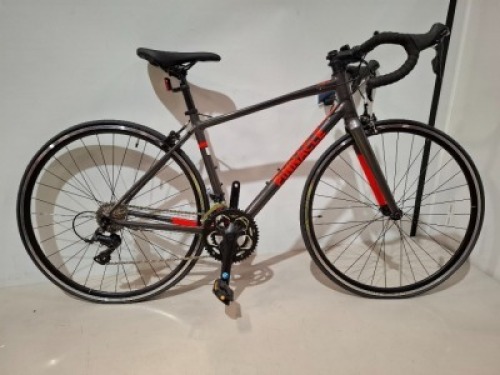 1 X PINNACLE LATERITE THREE ROAD BIKE IN SIZE SMALL 170 CM X 45.5 CM - 18 GEAR (NOTE SOME DAMAGE TO SEAT)